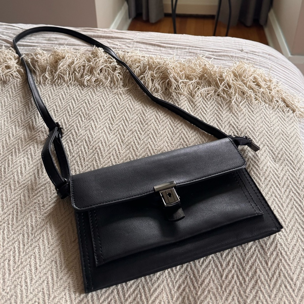 NWOT Women’s small crossbody vegan leather bag.